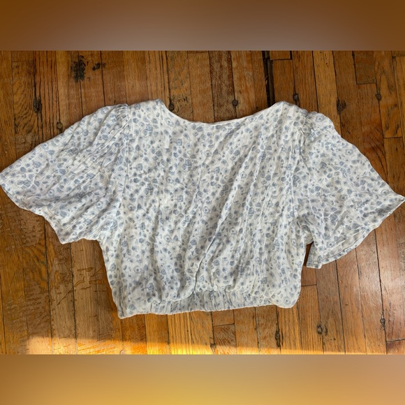Abercrombie & Fitch Knot-Front Flutter Sleeve Floral Crop Top - Picture 3 of 3